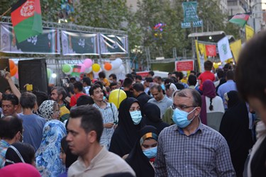 حضور گسترده مهاجرین و موکب های افغانستانی در سفره ۱۰ کیلومتری غدیر در تهران