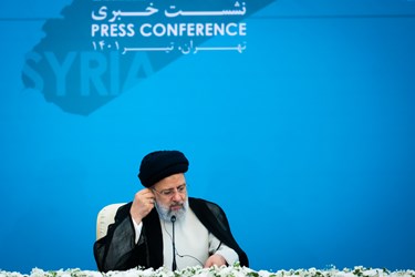آیت الله  سید ابراهیم رئیسی رئیس جمهوری اسلامی ایران در کنفرانس خبری اجلاس سه جانبه آستانه