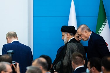 آیت الله سید ابراهیم رئیسی رئیس جمهوری اسلامی ایران و رجب طیب اردوغان رئیس جمهور ترکیه در پایان کنفرانس خبری اجلاس سه جانبه آستانه