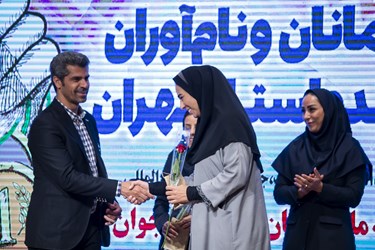 تجلیل هادی ساعی رئیس فدراسیون تکواندو از خواهر خود مهروز ساعی  در مراسم تجلیل از قهرمانان و نام آوران تکواندو 