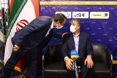 محمد اسلامی رئیس سازمان انرژی اتمی در غرفه خبرگزاری فارس