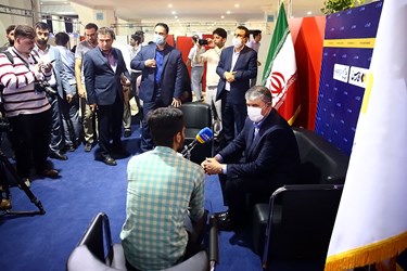محمد اسلامی رئیس سازمان انرژی اتمی در غرفه خبرگزاری فارس