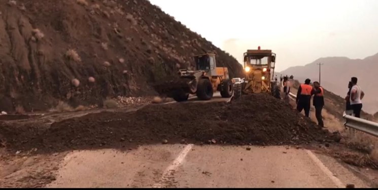 تلاش راهداران خراسان‌جنوبی برای برقراری ارتباط محورهای مواصلاتی درگیر سیلاب