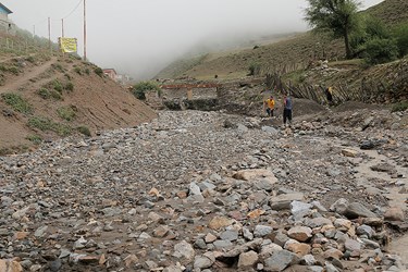 حجم اورده های سیلابی در روستای دلیر بخش مرزن اباد 