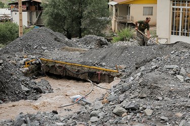 مسدود شدن دهانه پل براثر اورده های سیلابی در روستای دلیر