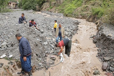 ترمیم لوله های آب اشامیدنی توسط اهالی روستای دلیر