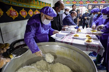 بسته بندی غذا توسط سید مرتضی بختیاری رئیس کمیته امداد امام خمینی در افتتاح نخستین آشپزخانه بزرگ پویش ملی اطعام حسینی 