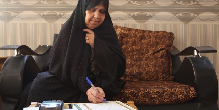 مادر شهید در یزد زندانی آزاد کرد