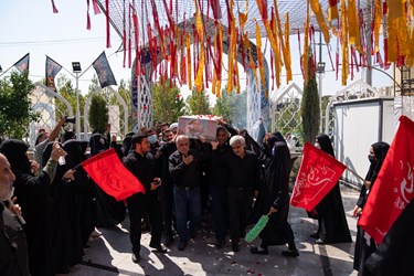 وداع خانواده با پیکر «شهید اسکندری» در شیراز