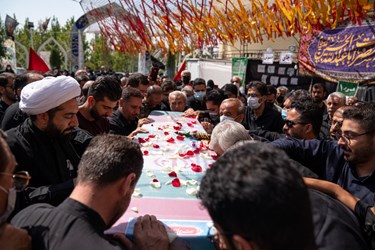 وداع خانواده با پیکر «شهید اسکندری» در شیراز