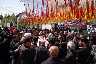 وداع خانواده با پیکر «شهید اسکندری» در شیراز