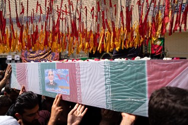 وداع خانواده با پیکر «شهید اسکندری» در شیراز