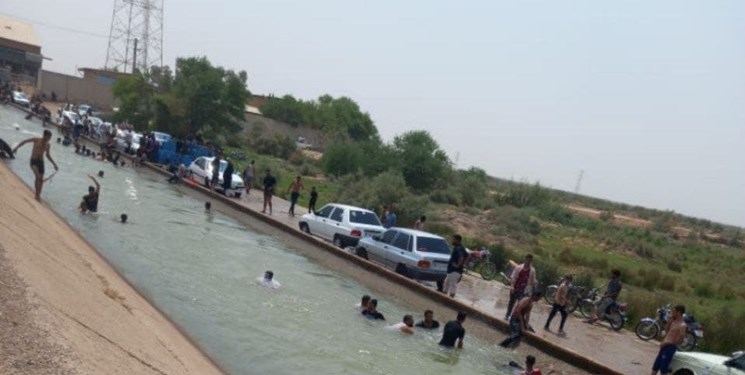 روستای 5 هزار نفره منصوره در شاگان روزانه 12 ساعت قطعی برق دارد!/خطر مرگ در اثر شناکردن در کانال