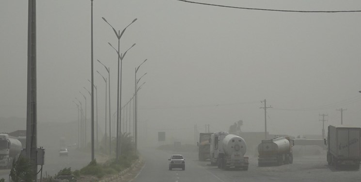 طوفان شن راه ارتباطی ۵ روستای فهرج را مسدود کرد