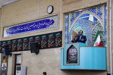 سخنرانی سید احسان خاندوزی وزیر امور اقتصادی و دارایی قبل از خبطه‌های نماز جمعه در مصلی ارومیه