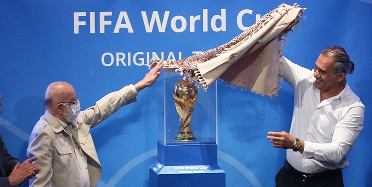 مراسم رونمایی از کاپ جام جهانی 2022 | خوش و بش گرم تاج با اسکوچیچ/ عصبانیت نماینده فیفا به دلیل ازدحام برای عکس یادگاری +فیلم