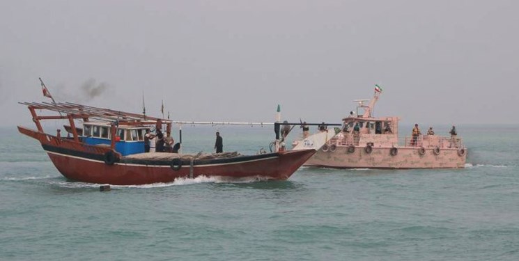 توقیف لنج صید محاصره‌ای در آبهای بوموسی