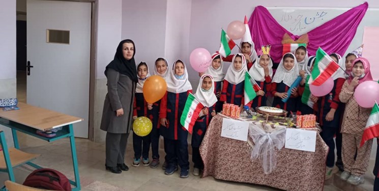 از خود گذشتگی معلم لرستانی برای دانش‌آموزان/ خانم آهنگران حقوقش را هم برای نیازمندان هزینه می‌کند