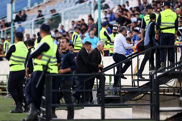 حضور حمید سجادی وزیر ورزش و جوانان در ورزشگاه آزادی هنگام برگزاری دیدار تیم‌های فوتبال استقلال و نساجی 