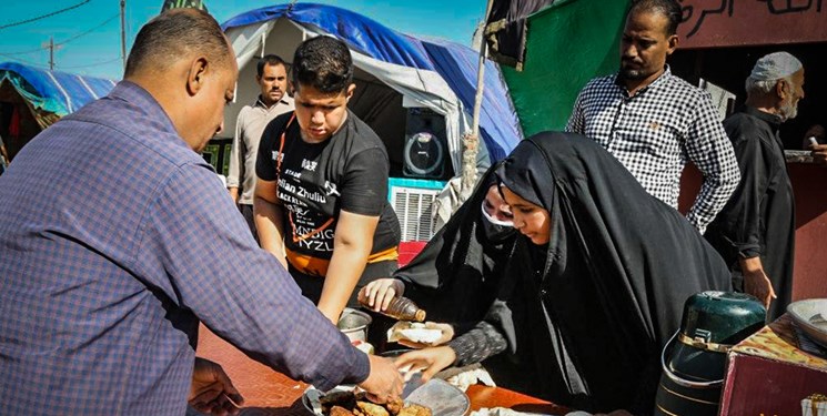 توزیع روزانه 12 هزار غذا میان زائران در سامرا +عکس و فیلم