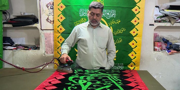 کارگاه دوخت پرچم و کتیبه در حرم حضرت عباس (ع) +تصاویر