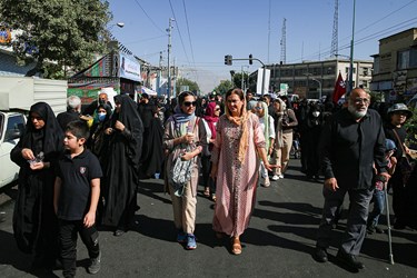 حضور میهمانان از کشور اسپانیا در مراسم پیاده روی جاماندگان اربعین تهران