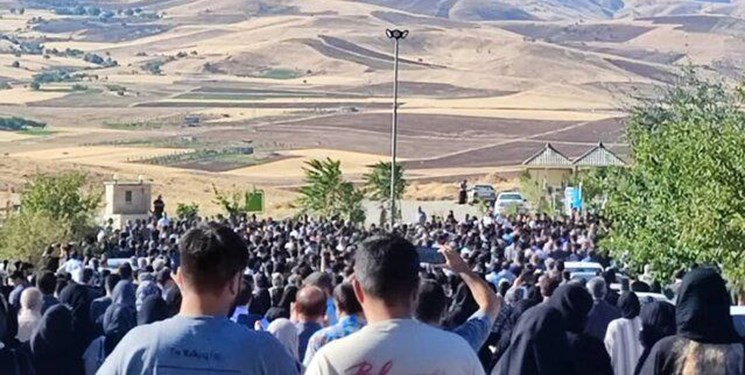 حضور استاندار و فرمانده سپاه کردستان در مراسم ختم مهسا امینی