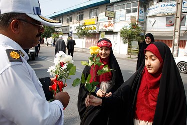 اهدای گل توسط مردم به پلیس راهنمایی 