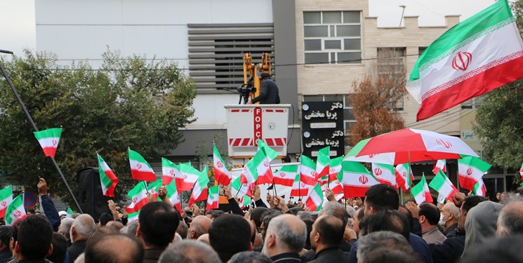 مردم آگاه ایران اسلامی چون سدی مستحکم در برابر دسیسه‌های دشمن می‌ایستند