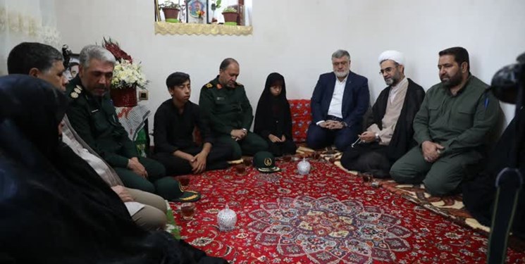دیدار استاندار آذربایجان غربی با خانواده شهید سید عباس فاطمیه