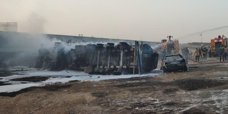 واژگونی و انفجار تانکر حمل بنزین در اتوبان شاهین‌شهر بدون تلفات جانی+عکس
