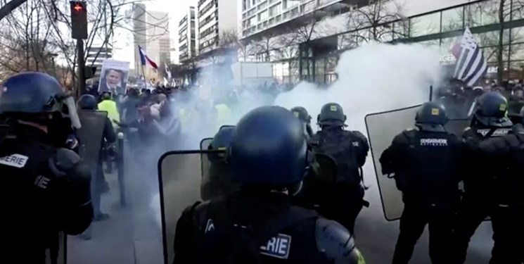 برخورد پلیس پاریس با معترضان و پرتاب گاز اشک آور+فیلم