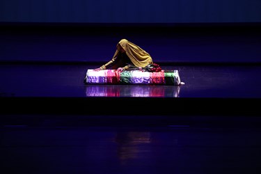 اجرای نمایش یادبود سبیل اخلاقی جوان‌ترین شهید اهل سنت در دوران دفاع مقدس در اختتامیه کنگرۀ ملی شعر وحدت