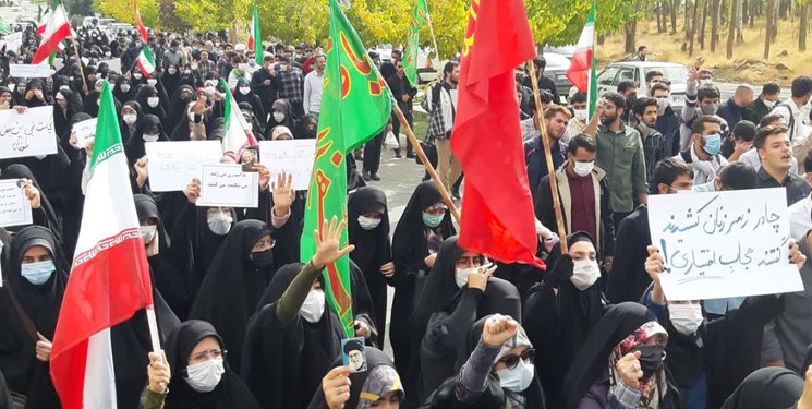 تجمع دانشجویان علوم پزشکی همدان: «گر دلسوز ایرانی، چرا نفرت، ویرانی؟»، «چادر ز سر زنان کشیدند، گفتند حجاب اختیاری!»