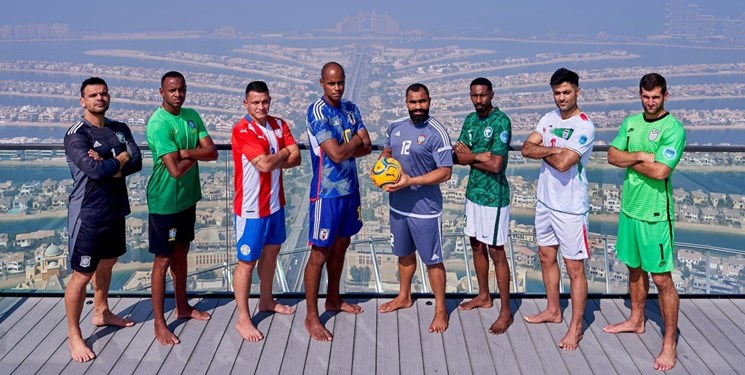 کاپیتان تیم ملی فوتبال ساحلی ایران در جمع کاپیتان‌های هشت تیم رقابت‌های بین قاره ای