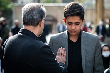 فرزند مرحوم  غلامرضا سلیمانی در مراسم تشییع پیکر پدرش