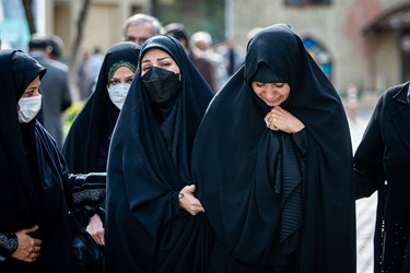 فاطمه طارمی شاعر و همسر مرحوم  غلامرضا سلیمانی در مراسم تشییع پیکر همسرش