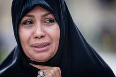 فاطمه طارمی شاعر و همسر مرحوم  غلامرضا سلیمانی در مراسم تشییع پیکر همسرش