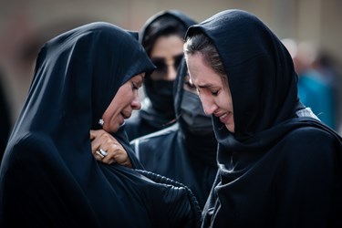 فاطمه طارمی شاعر و همسر مرحوم  غلامرضا سلیمانی در مراسم تشییع پیکر همسرش