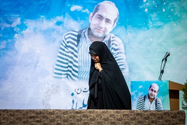 فاطمه طارمی شاعر و همسر مرحوم  غلامرضا سلیمانی در مراسم تشییع پیکر همسرش