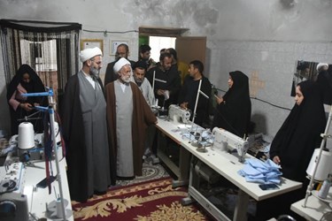 حضور حجت‌الاسلام‌والمسلمین مرتضی مطیعی در روستای احمدآباد و بازدید از کارگاه خیاطی بانوان