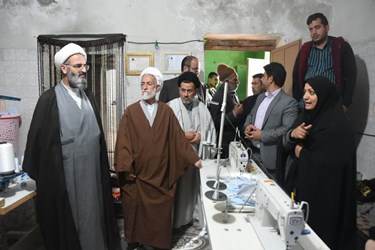 حضور حجت‌الاسلام‌والمسلمین مرتضی مطیعی در روستای احمدآباد و بازدید از کارگاه خیاطی بانوان