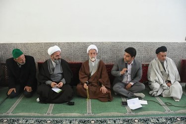 حضور نماینده ولی‌فقیه در استان سمنان در روستای احمدآباد و گفت‌وگو با مردم