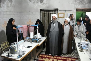 حضور حجت‌الاسلام‌والمسلمین مرتضی مطیعی در روستای احمدآباد و بازدید از کارگاه خیاطی بانوان