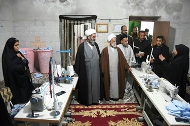 حضور حجت‌الاسلام‌والمسلمین مرتضی مطیعی در روستای احمدآباد و بازدید از کارگاه خیاطی بانوان