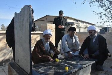 حضور نماینده ولی‌فقیه در استان سمنان در روستای احمدآباد و زیارت قبور مطهر شهدا