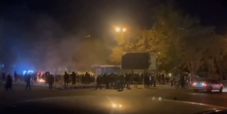حمله اغتشاشگران به گرمخانه کارتن‌خواب‌ها و فروشگاه‌ها در بوکان