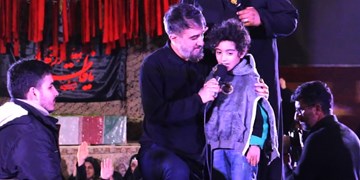 فیلم| مجلس عزای مادر در یزد/وقتی آرتین برای بچه‌ها «یا علی» می‌خواند