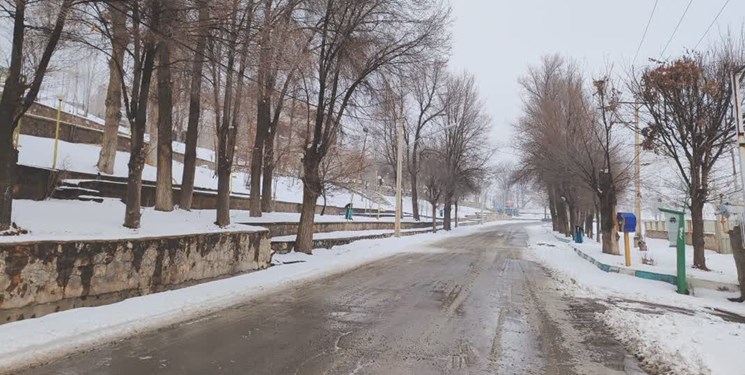 بارش برف در برخی نقاط استان سمنان/ جاده‌ها لغزنده است