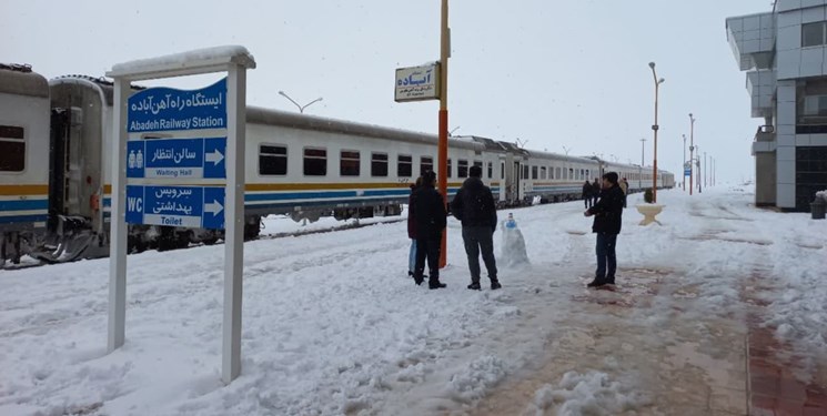 یخ‌زدگی سوخت لکوموتیو‌‌ها و سوپاپ ترمز قطارها در راه‌آهن خراسان/ تردد بخش عمده‌ای از قطارهای مشهد لغو شد